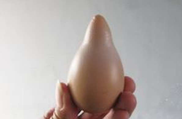 母鸡产下一只葫芦形状鸡蛋，还吸引人来购买，女子将其当神蛋供奉