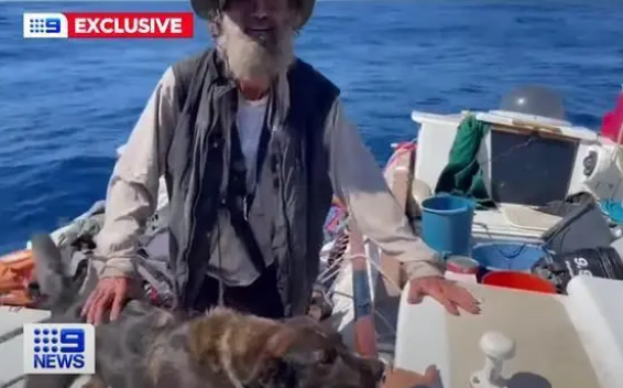 澳大利亚男子与流浪狗漂流三个月，生吃鱼喝雨水生存，最后被渔船救起