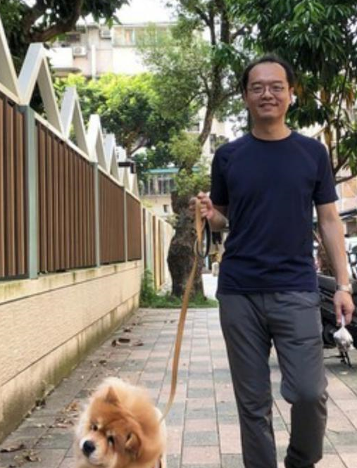 十三岁松狮爬山耍赖，装病要爸爸抱着上去