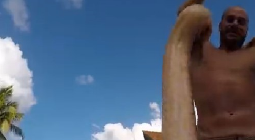 男子为博眼球，直播与宠物与3米蟒蛇一同泡澡